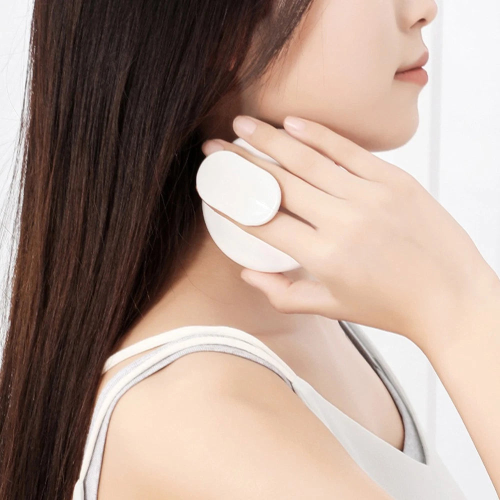 Hold The Bath Brush in Hand Bathroom Shower Skin Cleaning Scrubber