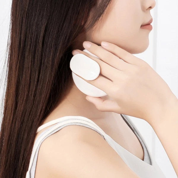 Hold The Bath Brush in Hand Bathroom Shower Skin Cleaning Scrubber